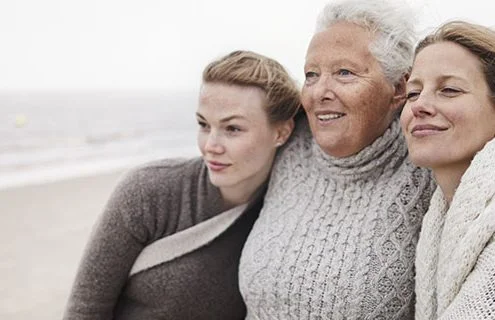 L’Alzheimer ha un debole per le donne, non solo in menopausa